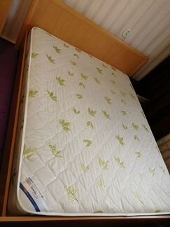 Продам двухспальную кровать без матраса