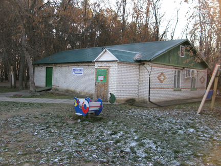 Здание магазина около санатория Дубки (Ундоры)