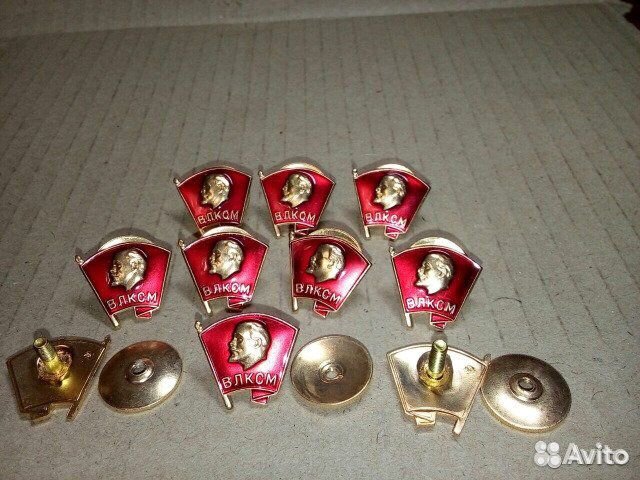 Комсомольский значок на закрутке влксм