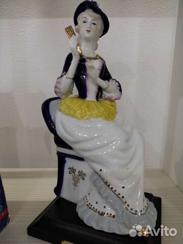 Статуэтка фарфор. Высота 22 см. Новая