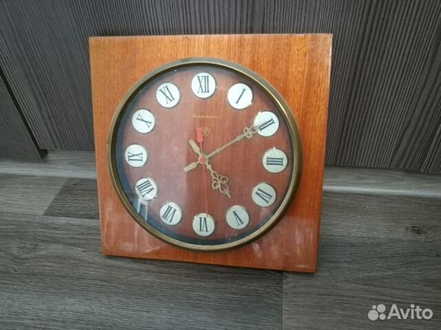 Настенные часы янтарь