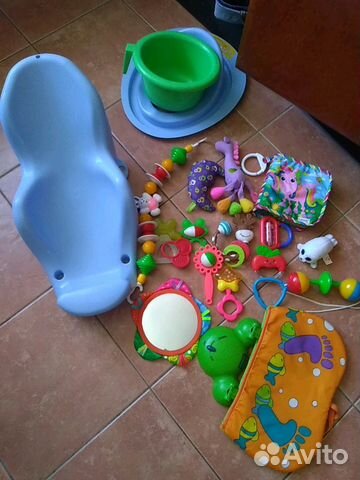 Сиденье для купания и игрушки для младенцев