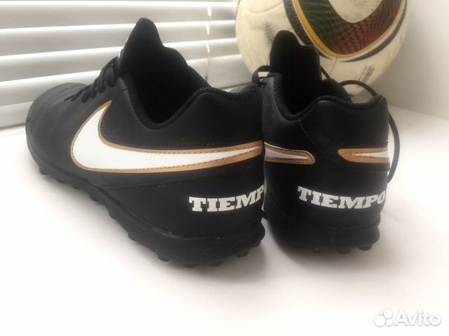 Футбольные бутсы (шиповки)