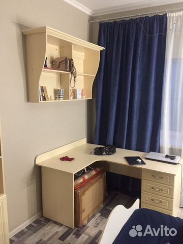 Письменный стол и навесная полка Письменный стол и навесная полка