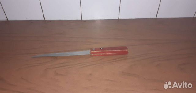 Кухонный нож с красной ручкой