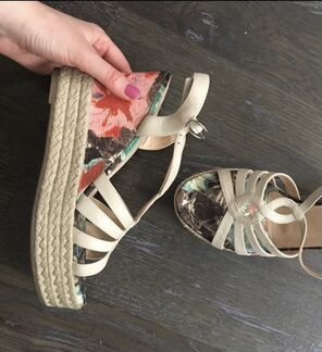 Новые Босоножки на танкетке