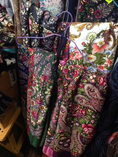 Шерстяные платки различных цветов и рисунков