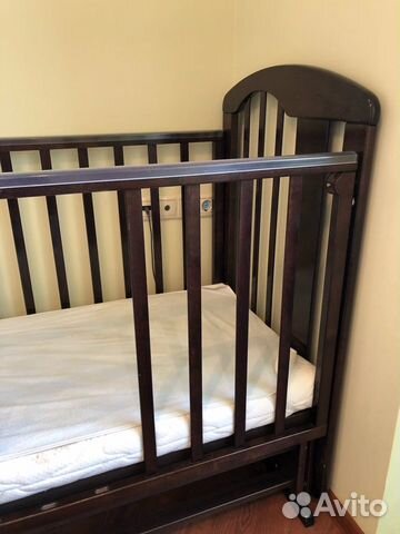 Детская кроватка с маятником и матрасом
