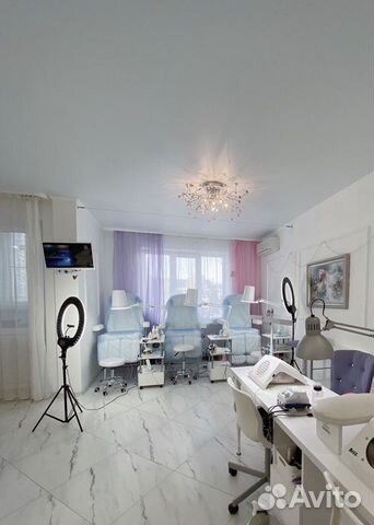 Маникюр, педикюр, брови в салоне красоты