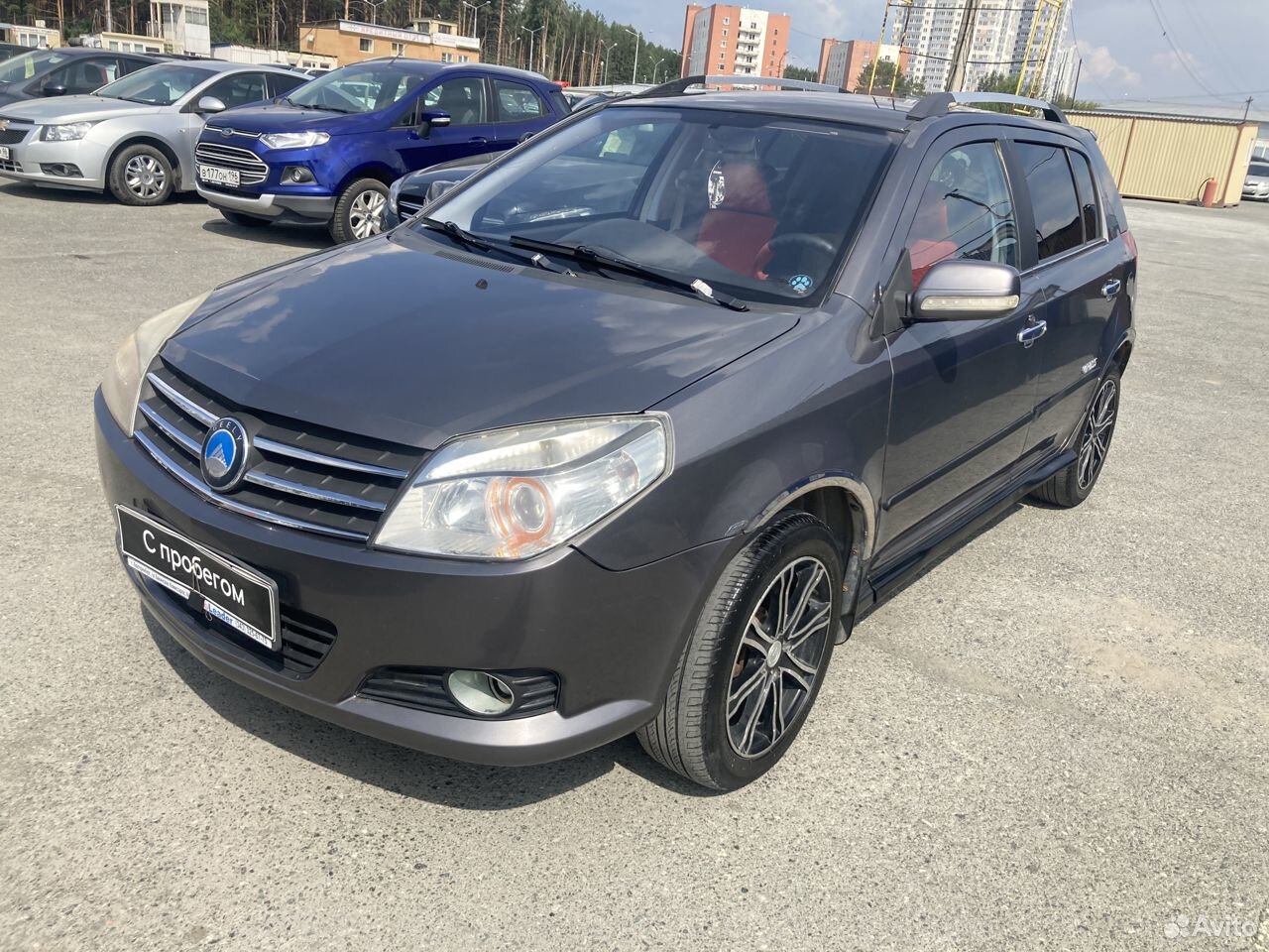 Девушка и Geely MK Cross