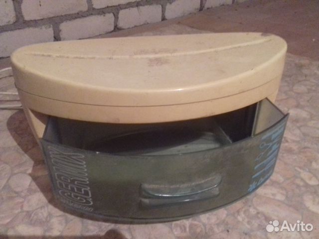 Уф стериализатор для расчесок и ножниц