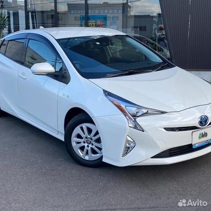 Toyota Prius 2018 Р±РµР»С‹Р№