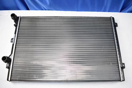 Радиатор охлаждения Volkswagen Touran 2010