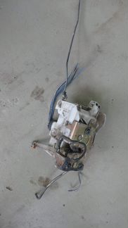 Замок передний левый Toyota Avensis t220