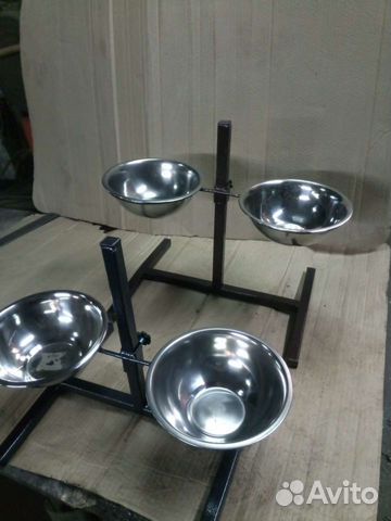 Кормушка для животных с тарелками