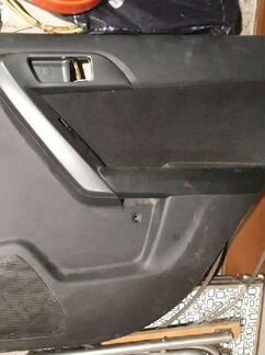 Обшивка задней правой двери киа церато 2.KIA