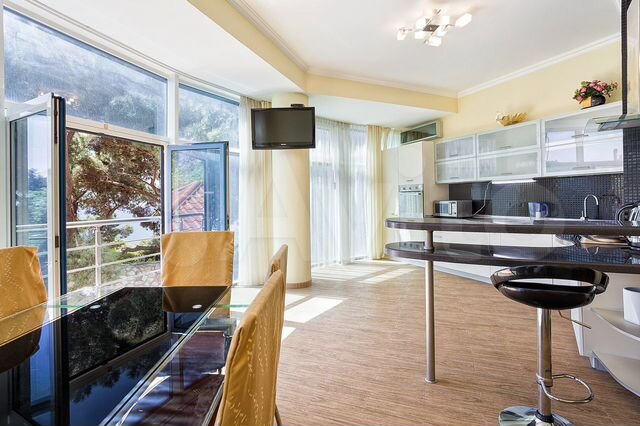 2-к. квартира, 102 м², 1/4 эт.