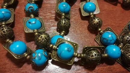 Бусы из бирюзы и бронзы