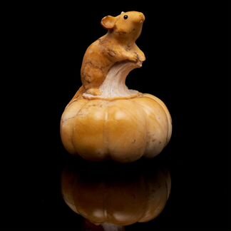 Скульптура из камня «Мышь на тыкве»