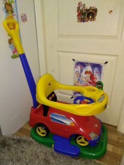 Машинка-каталка с ручкой