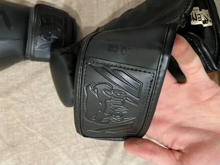 Боксерские перчатки Venum 10 oz