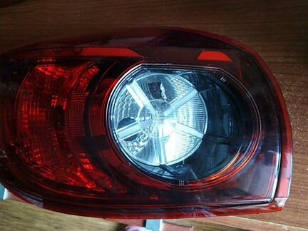 Фoнaрь левый задний нapужный битый, Mаzdа 3 III (в
