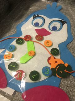 Развивающий коврик с часиками из фетра