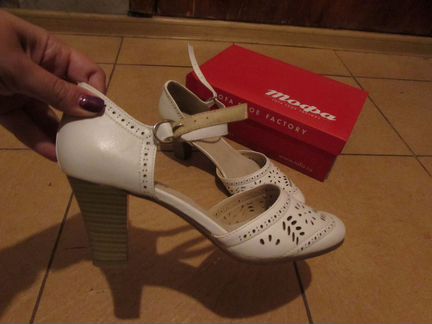 Босоножки белые