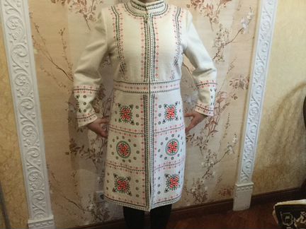 Пальто-плащь белое (ангора) с вышивкой