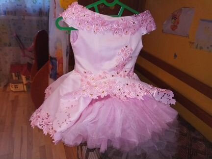 Розовое платье