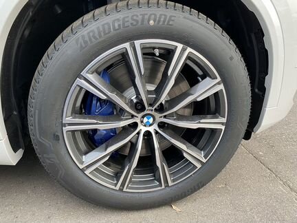 Продам новый комплект разношироких шин от BMW X5 G
