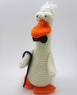 Гусь вязаный с тростью