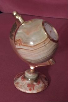 Настольные часы-глобус из оникса