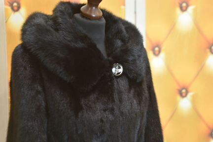 Черная норковая шуба с капюшоном