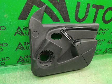 Обшивка двери правая Renault Duster 2010