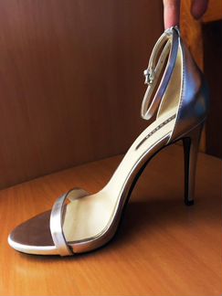 Утонченные босоножки на шпильке