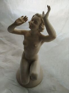 Статуэтка фарфоровая