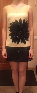 Желтое платье с черным цветком