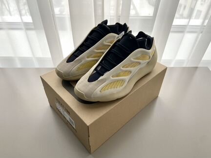 Yeezy 700v3 Safflower 10.5 us оригинал