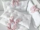 Бортики в кроватку с каретной стяжкой, белые с роз