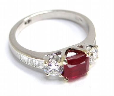 Золотое кольцо 750 пробы с рубином и бриллиантами