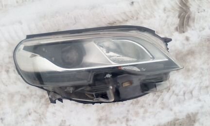 Peugeot Traveller правая фара под ксенон