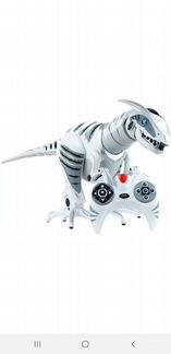 Робот динозавр на пульте управления