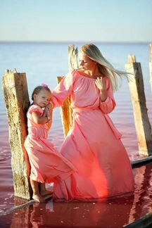Платья длинные персик для мамы и дочки family look