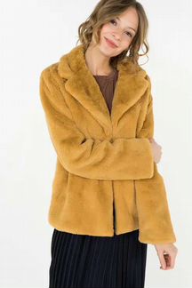 Новое пальто из искусственного меха