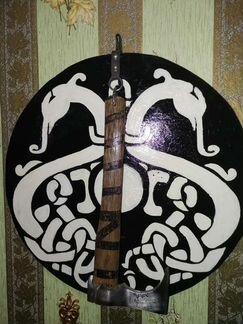 Боевой топор викингов со щитом (стилизация)