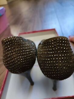 Праздничные замшевые туфли со стразами